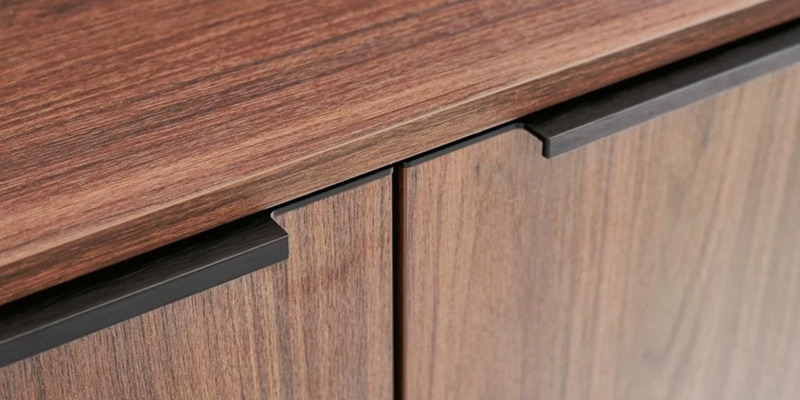 poignée noire profilée