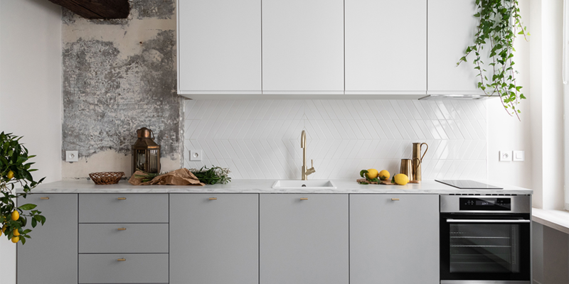 Cuisine ikea rénovée blanche et grise