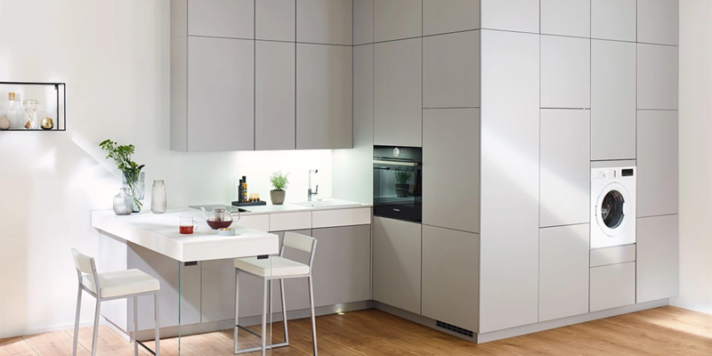 petite cuisine grise rangements optimisés