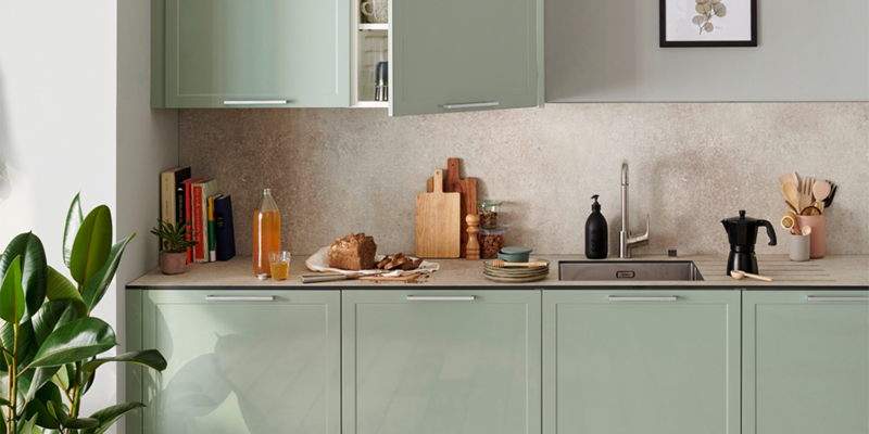 petite cuisine façades verte rénovée